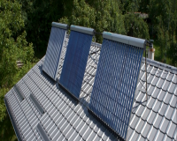 Solárne kolektory na streche domu