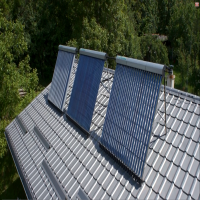 Solárne kolektory na streche domu