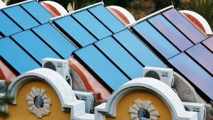 Solárne kolektory na budovách v meste aj na dedine